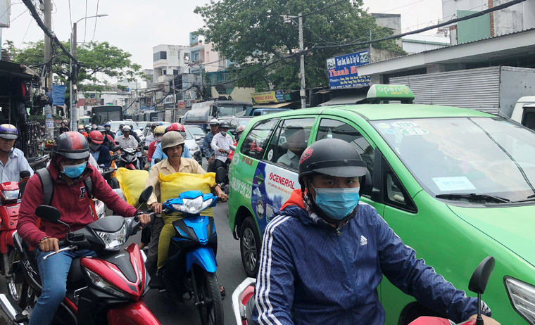 Thanh niên chặn hàng loạt ô tô chỉ để... lạy một cái rồi cho đi tiếp - 3