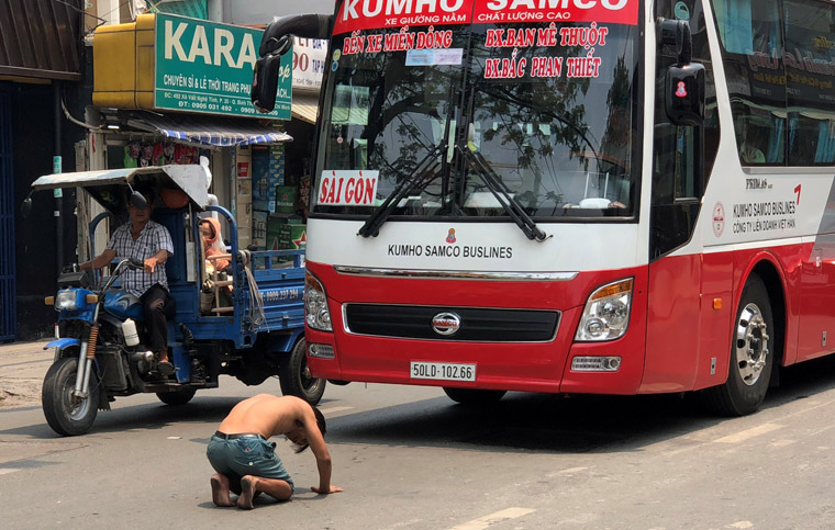 Thanh niên chặn hàng loạt ô tô chỉ để... lạy một cái rồi cho đi tiếp - 2