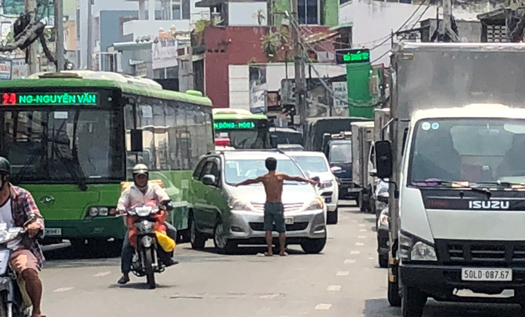 Thanh niên chặn hàng loạt ô tô chỉ để... lạy một cái rồi cho đi tiếp - 1