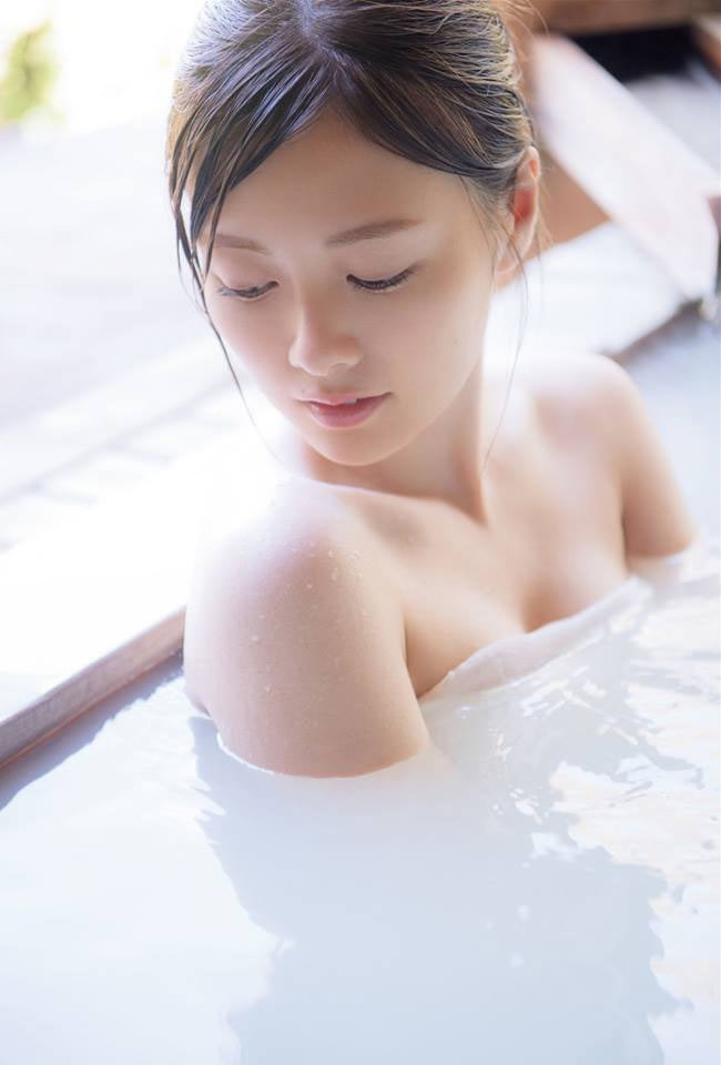 Dầu hoa trà làm mềm các đường nhăn và nếp nhăn và khôi phục, cân bằng độ ẩm với da khô. Trong ảnh là Mai Shiraishi - nữ ca sĩ có làn da tuyệt đẹp. Cô cũng thường dưỡng da bằng dầu.