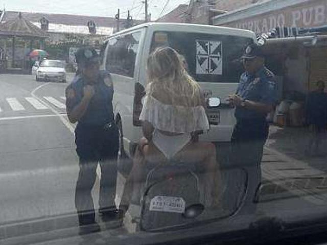 Thế giới - Cảnh sát Philippines xử phạt khách Tây ăn mặc phản cảm