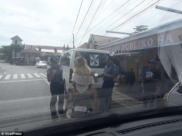 Cảnh sát Philippines xử phạt khách Tây ăn mặc phản cảm - 1