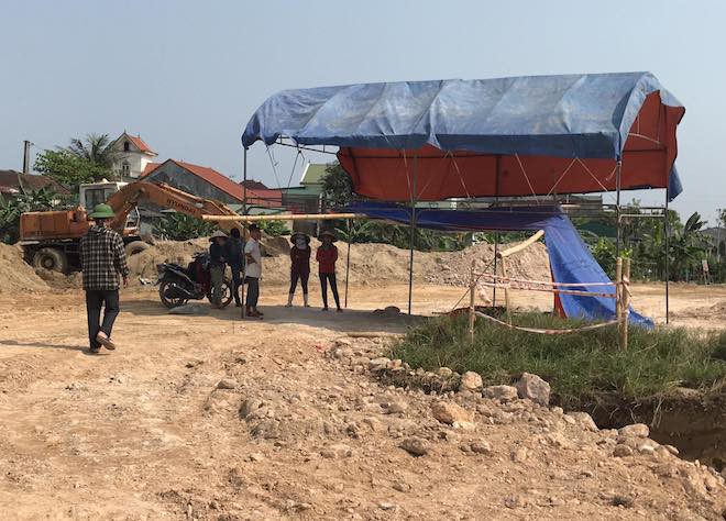 Cả họ nháo nhác đi tìm mộ người thân vì bị chuyển đi nơi khác - 1