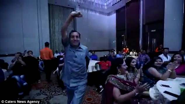 Đang nhảy múa mừng nhận giải, doanh nhân Ấn Độ gục xuống tử vong - 1