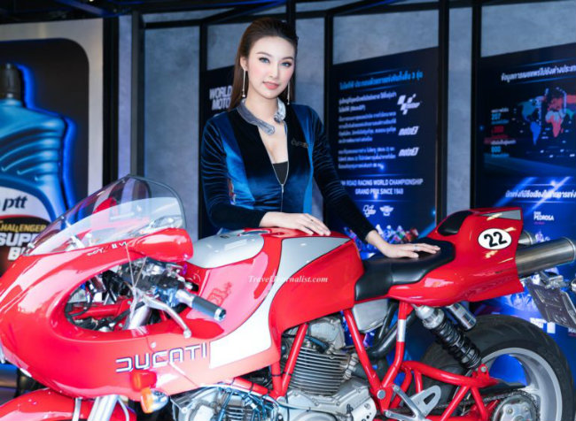 Tạo dáng bên mô tô khủng.