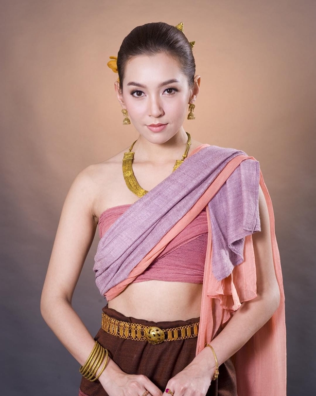 Bella Vanita (tên thật Ranee Campen) hay Bella Ranee là cái tên đang hot nhất hiện nay nhờ bộ phim xuyên không cổ trang đình đám "Ngược dòng thời gian để yêu anh" (Bpoop Phaeh Saniwaat/Love Destiny). Ngoài tạo hình ấn tượng, nhan sắc diễm lệ của diễn viên 29 tuổi trong trang phục truyền thống Thái Lan thu hút được sự chú ý của người xem.