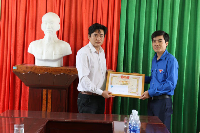 Nóng 24h qua: Tài xế bẻ lái cứu 2 nữ sinh bất ngờ xin dừng nhận ủng hộ - 2