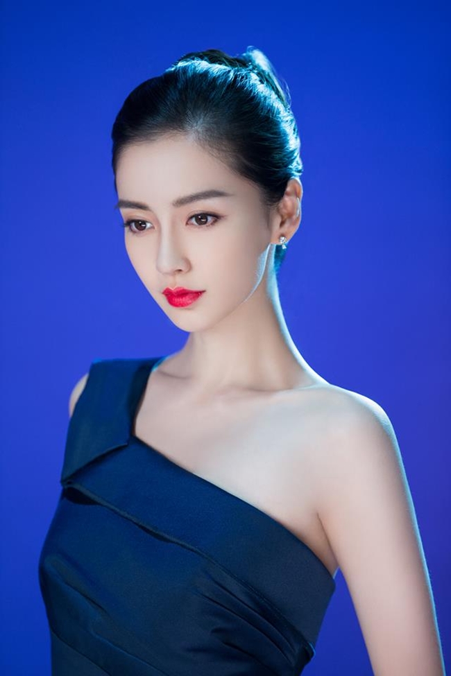 Nhiều người nhận xét, Angelababy sở hữu gương mặt ăn ảnh cùng thần thái sang trọng, hoàn toàn phù hợp với lĩnh vực thời trang, đóng quảng cáo.