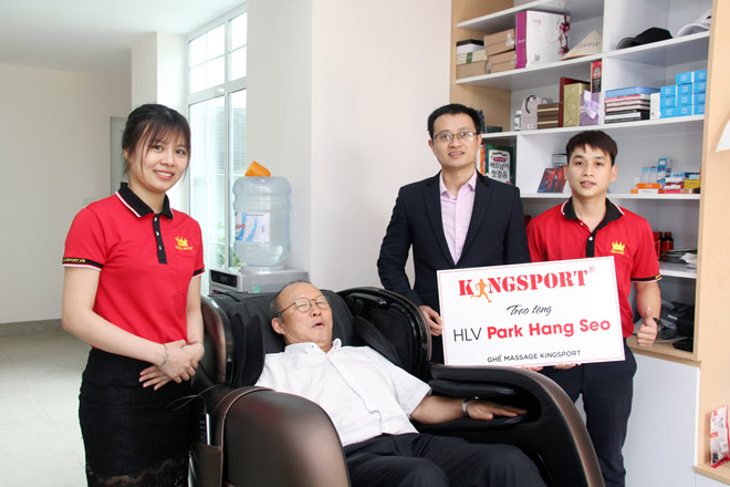 HLV Park Hang Seo chăm sóc sức khỏe tại nhà với ghế Massage của Kingsport - 7