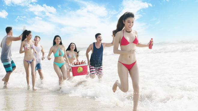 Huyền My diện bikini khoe body nóng bỏng tại Mũi Né - 2