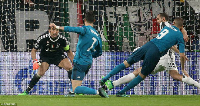 Ronaldo thăng hoa siêu phẩm, nhấn chìm Juventus & Buffon trong thảm kịch - 1