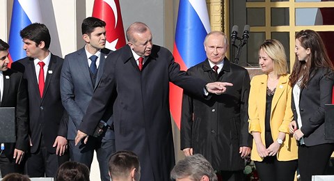 Video: Tổng thống Thổ Nhĩ Kỳ “giành giật’ mỹ nữ với ông Putin - 1