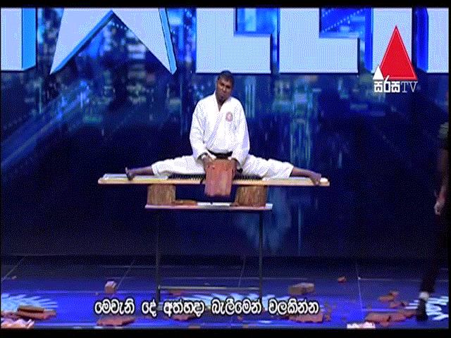 Thể thao - Hãi hùng võ sỹ "người sắt": Gạch đập vào đầu ngã ngửa, tỉnh dậy diễn tiếp