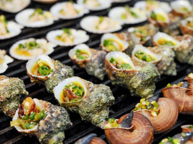 Ẩm thực - Ốc mắt ngọc nướng, cháo nhum "ăn là mê" ở hòn đảo ngọc Nam Du