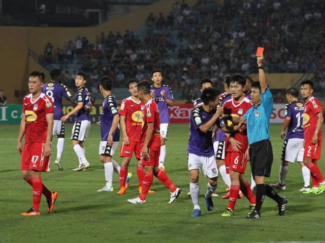 Bóng đá - SAO HAGL bỏ bóng đạp người, "hot boy" U23 Việt Nam phẫn nộ