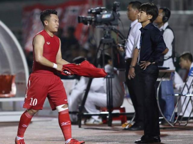 Bị SAO U23 qua mặt, ”Ronaldo Việt Nam” ném áo trước mặt HLV Miura