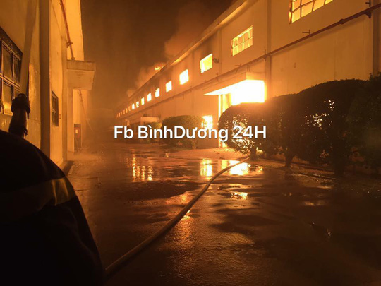 Lính cứu hỏa kiệt sức, ngủ tại hiện trường vụ cháy ở Bình Dương - 1