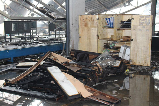 Lính cứu hỏa kiệt sức, ngủ tại hiện trường vụ cháy ở Bình Dương - 3