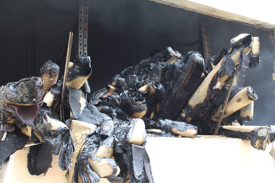 Lính cứu hỏa kiệt sức, ngủ tại hiện trường vụ cháy ở Bình Dương - 4