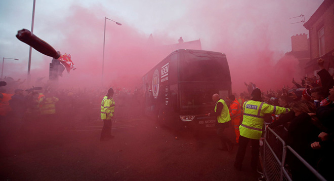 Man City thảm bại trước Liverpool: Xe bus bị tấn công, điềm gở quái ác - 1