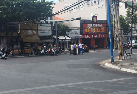 Ô tô dáng thể thao tông và kéo lê nạn nhân đến chết - 1