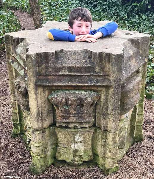 Giải cứu cậu bé 7 tuổi bị mắc kẹt trong tượng đài đá - 1
