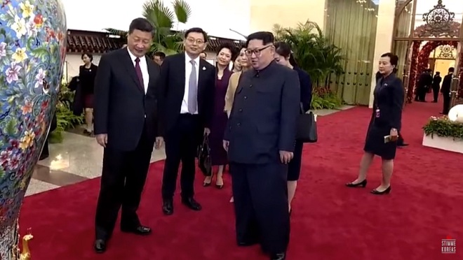 Ông Kim Jong-un nhận &#34;ngập&#34; quà của ông Tập Cận Bình - 1