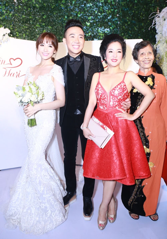 Thúy Nga "chơi trội" với bộ đầm đỏ hai dây gợi cảm khi tới dự tiệc cưới Trần Thành - Hari Won vào cuối năm 2016.