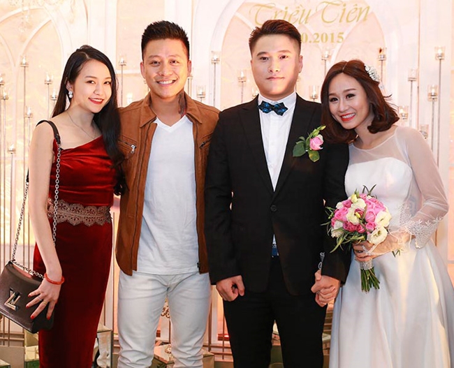 Trong tiệc cưới ca sĩ Vũ Duy Khánh và DJ Tiên Moon năm 2015, người đẹp 9X đẹp "lấn át" cả cô dâu khi diện bộ đầm đỏ gợi cảm.