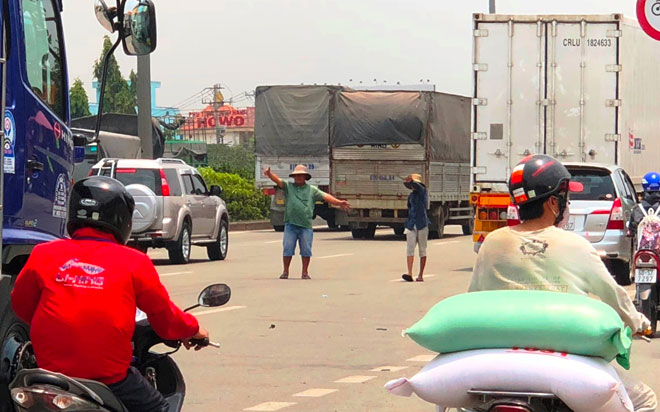 Ăn cơm trưa, nhiều tài xế tốn phí hơn 700 ngàn đồng vì điều này - 5