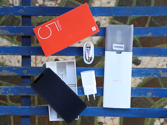 Thời trang Hi-tech - "Đập hộp" chiếc smartphone tràn viền màn hình có giá rẻ nhất hiện nay