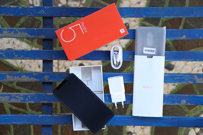 Phiên bản Redmi 5 sử dụng màn hình LCD IPS, độ phân giải Full&nbsp;HD+ &#40;1080 x 2160 pixels&#41; với màn hình hiển thị 5,99-inches,tỉ lệ 18:9 kết hợp cùng thiết kế tràn viền màn hình siêu mỏng.