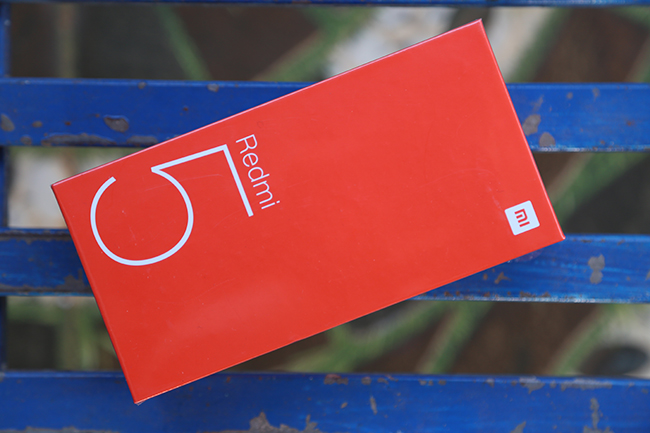 Redmi 5 vẫn nằm gọn trong một chiếc hộp màu cam quen thuộc như nhiều dòng smartphone giá rẻ khác của hãng Xiaomi.