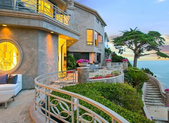 Emerald Bay nằm ở Laguna Beach, California, Mỹ, là nơi có nhiều căn biệt thự để các tỷ phú và CEO nổi tiếng đến nghỉ ngơi.