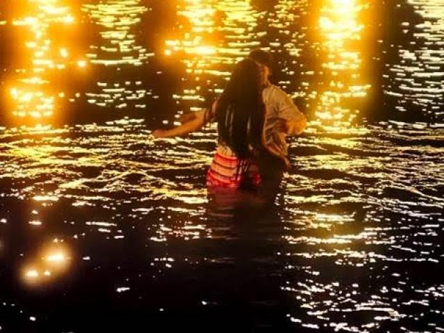 Phim - Em út nhóm Big Bang "khóa môi" gái lạ trong khung cảnh lãng mạn