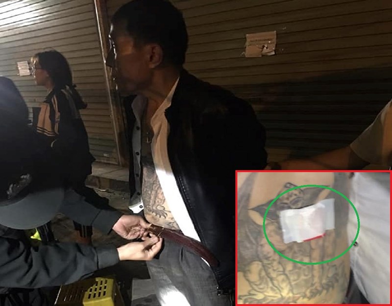 Vác song đao đi chém nhau, bị cảnh sát tóm - 2