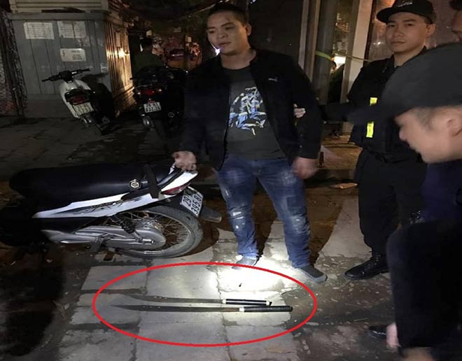 Vác song đao đi chém nhau, bị cảnh sát tóm - 1