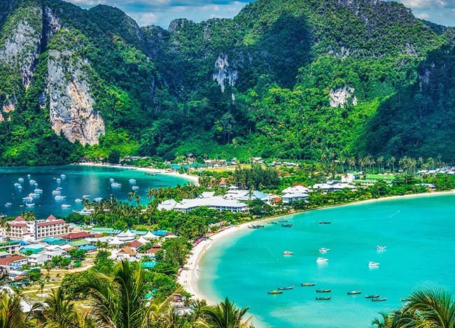 1.Ko Phi Phi, Thái Lan

Dân số: 2500

Chắc chắn những bãi cát màu nâu nhạt, xanh ngọc lam của nước biển và những vách đá vôi đá vôi cao chót vót sẽ là điểm dừng chân lý tưởng cho du khách vào mùa hè này.