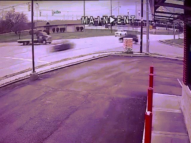 Video: Ô tô chạy trốn cảnh sát Mỹ nổ tung sau cú đâm kinh hoàng