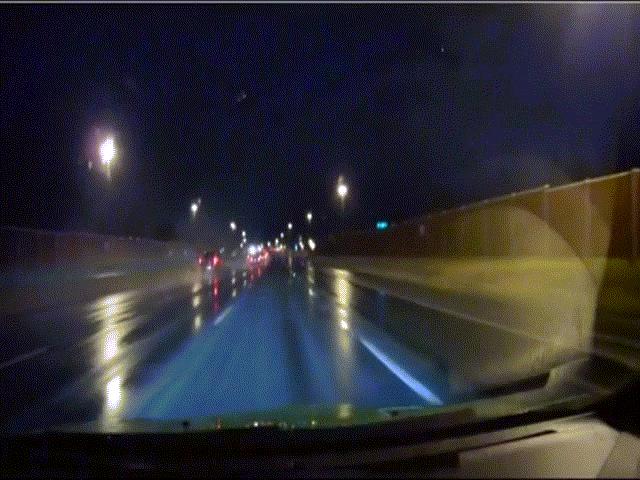 Video: Sét đánh trúng người khi đang lái xe trên đường