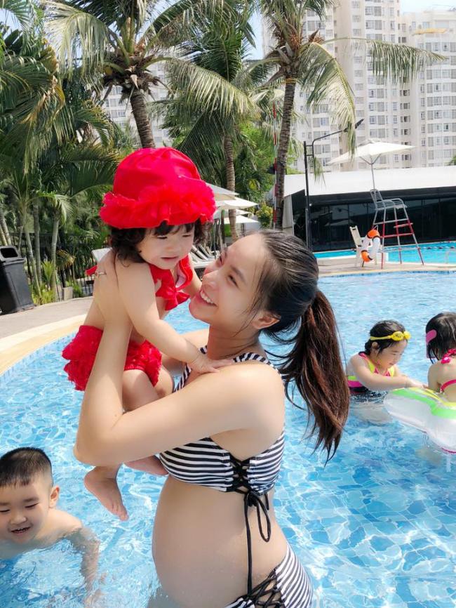 Hải Băng diện bikini tự tin khoe bụng bầu 7 tháng - 2