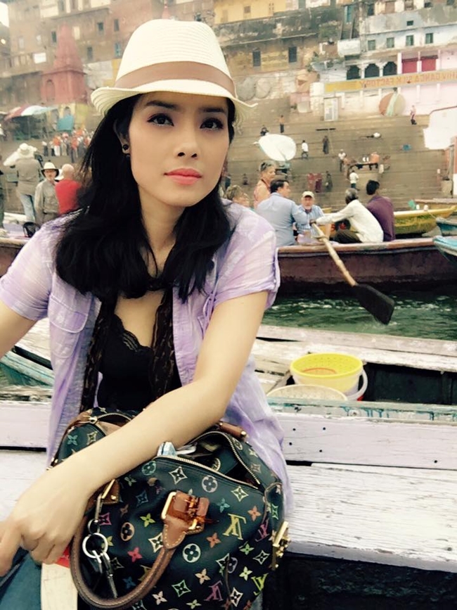 Cô hiện là diễn viên của Nhà hát Kịch Hà Nội.