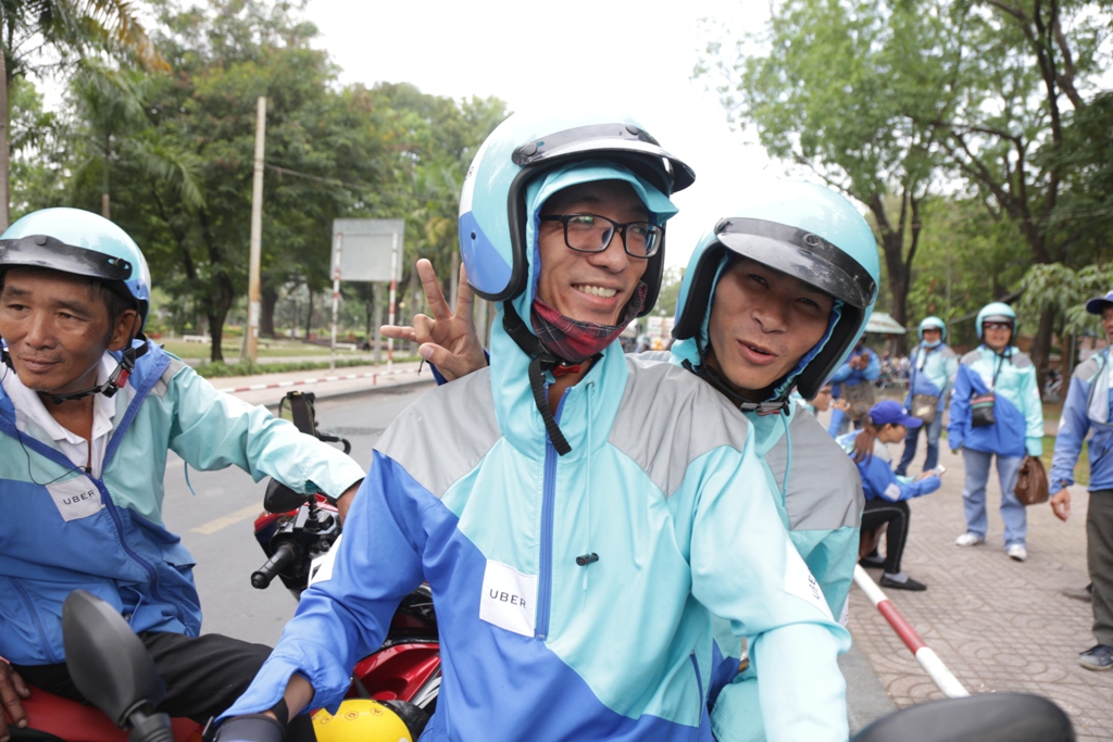 Trước giờ Uber bị “xóa sổ”, hàng trăm tài xế làm điều này - 1