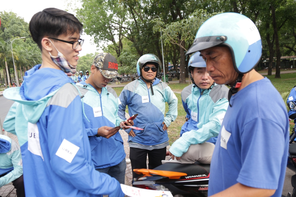 Trước giờ Uber bị “xóa sổ”, hàng trăm tài xế làm điều này - 4