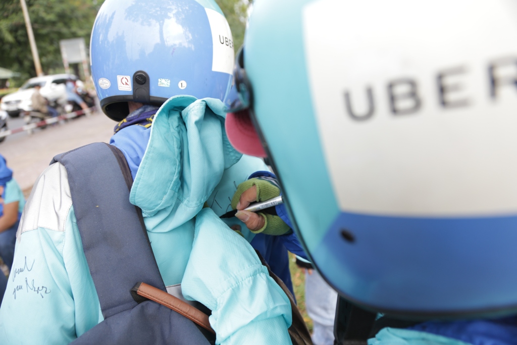Trước giờ Uber bị “xóa sổ”, hàng trăm tài xế làm điều này - 3