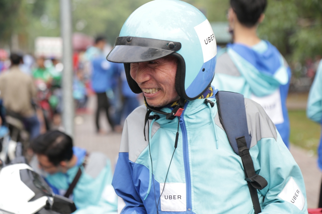 Trước giờ Uber bị “xóa sổ”, hàng trăm tài xế làm điều này - 7