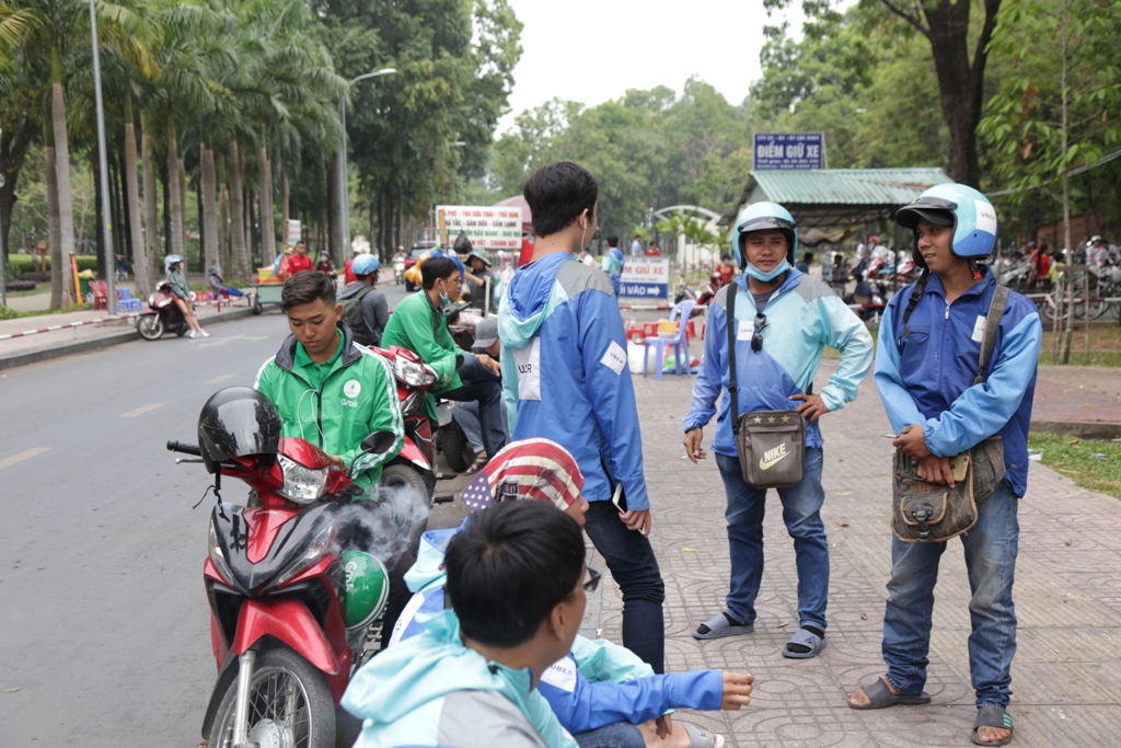 Trước giờ Uber bị “xóa sổ”, hàng trăm tài xế làm điều này - 8