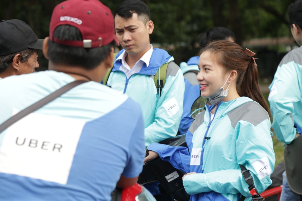 Trước giờ Uber bị “xóa sổ”, hàng trăm tài xế làm điều này - 5