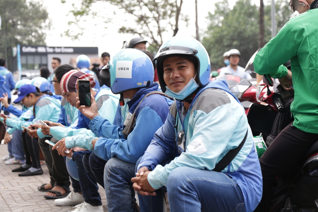 Trước giờ Uber bị “xóa sổ”, hàng trăm tài xế làm điều này - 10