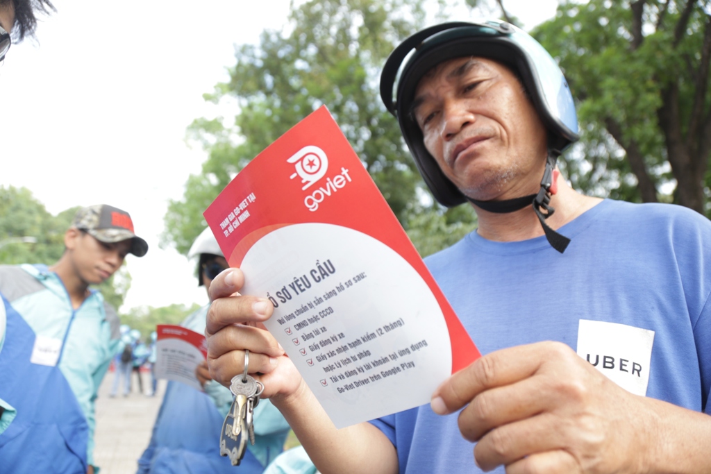 Trước giờ Uber bị “xóa sổ”, hàng trăm tài xế làm điều này - 9